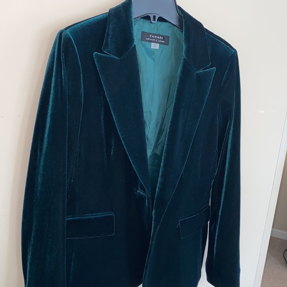 Tahari emerald green velvet blazer with button detail. Size 10 - Picture 3 of 5